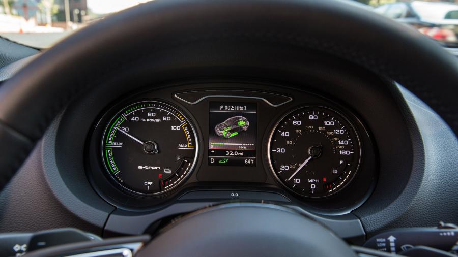 Интерьер Audi A3 Sportback e-tron (8V) 2015 года  (NA) (фото 22 из 25)
